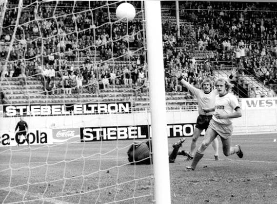 Borussia Dortmund - VFL Osnabrück 3:1 29.09.1974 Tor für Borussia Dortmund , Torjubel - 1:0 durch Hans-Gerd Schildt (BVB), der die Arme hochreißt, links Torwart Kamper am Boden, rechts Peter Lünsdorf (VFL) *** Borussia Dortmund VFL Osnabrück 3 1 29 09 1974 Goal for Borussia Dortmund , goal celebration 1 0 by Hans Gerd Schildt BVB , raising his arms, left goalkeeper Kamper on the ground, right Peter Lünsdorf VFL HM