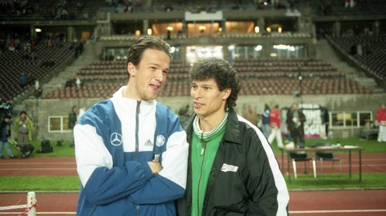 15.11.95 Deutschland - Bulgarien Deutschland, Berlin, 15.11.1995, Fussball, UEFA, EM-Qualifikation, DFB Deutschland - Bulgarien (3:1): v.l. Fredi Bobic (Deutschland), Krassimir Balakov (Bulgarien). *** 15 11 95 Germany Bulgaria Germany, Berlin, 15 11 1995, football, UEFA, European Championship qualification, DFB Germany Bulgaria 3 1 v l Fredi Bobic Germany , Krassimir Balakov Bulgaria