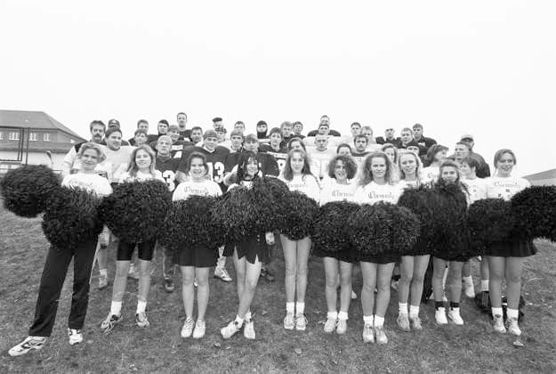 Crusaders 07.07.1995; (Datum geschätzt) ,Chemnitz, American Football, Die erste Mannschaft beim Training und Mannschaftsfoto Cheerleder Chemnitz Crusaders - American Football seit 1994 in Chemnitz. Die Crusaders trainieren auf dem Sportplatz an der Straße Usti nad Labem 42. *** Crusaders 07 07 1995 date estimated ,Chemnitz, American football, The first team at practice and team photo Cheerleaders Chemnitz Crusaders American football since 1994 in Chemnitz The Crusaders train on the sports field on the street Usti nad Labem 42