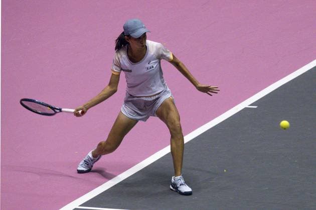 La joueuse de tennis chinoise Shuai ZHANG, l emporte face Ã l amÃ ricaine Madison Brengle lors du 2eme jour de l Open 6eme sens Immobilier MÃ tropole de Lyon 2023, tournoi de tennis fÃ minin WTA, Tennis Damen 250 de Caroline Garcia, Lyon 31 01 2022 TENNIS : Open 6eme sens Immobilier MÃ tropole de Lyon 2023 - Tournoi de tennis fÃ minin WTA 250 - Lyon - 31 01 2022 SandrineThesillat Panoramic 