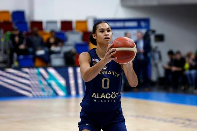 31.01.2023, FIBA Basketball Euroleague Women. Saison 2022-2023, ZVVZ USK Praha (Tschechische Republik) - Fenerbahce Alagoz Holding Istanbul (Türkei), 0, Satou Sabally, Fenerbahce Alagoz Holding Istanbul beim Freiwurf Prag Kralovka Arena Tschechische Republik
