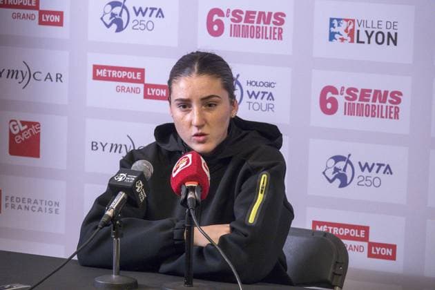 La joueuse de tennis francaise Elsa Jaquemot en confÃ rence de presse dÃ cue de ne pas avoir eu de carte d invitation pour le simple - Open 6eme sens Immobilier MÃ tropole de Lyon 2023, tournoi de tennis fÃ minin WTA, Tennis Damen 250 de Caroline Garcia, Lyon 31 01 2022 - TENNIS : Open 6eme Sens Immobilier Lyon Metropole - 31 01 2023 SandrineThesillat Panoramic 