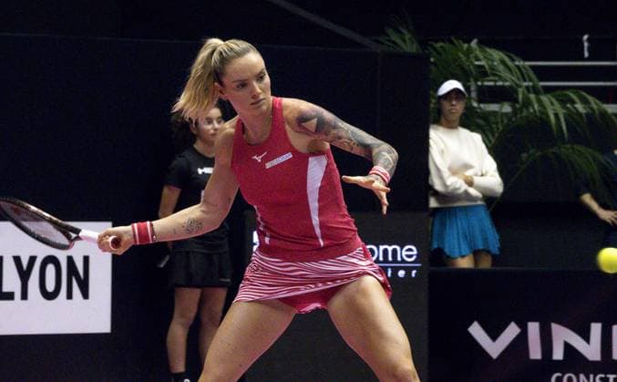 La joueuse tcheque Tereza Martincova lors de son match face Ã Caroline Garcia (FRA)- Open 6eme sens Immobilier MÃ tropole de Lyon 2023, tournoi de tennis fÃ minin WTA, Tennis Damen 250 de Caroline Garcia, Lyon 31 01 2022 - TENNIS : Open 6eme Sens Immobilier Lyon Metropole - 31 01 2023 SandrineThesillat Panoramic 