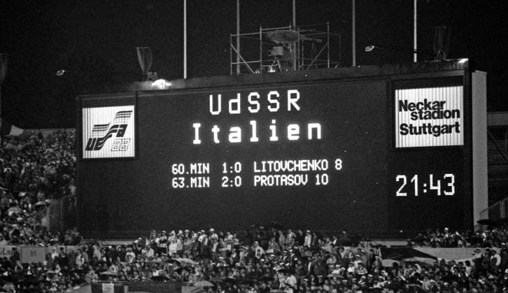 22.06.88 UDSSR - Italien Deutschland, Stuttgart, 22.06.1988, Fussball, Europameisterschaft EM 1988 in Deutschland, Halbfinale, UDSSR - Italien (2:0): Anzeigetafel. *** 22 06 88 USSR Italy Germany, Stuttgart, 22 06 1988, Football, European Championship 1988 in Germany, semi-final, USSR Italy 2 0 scoreboard