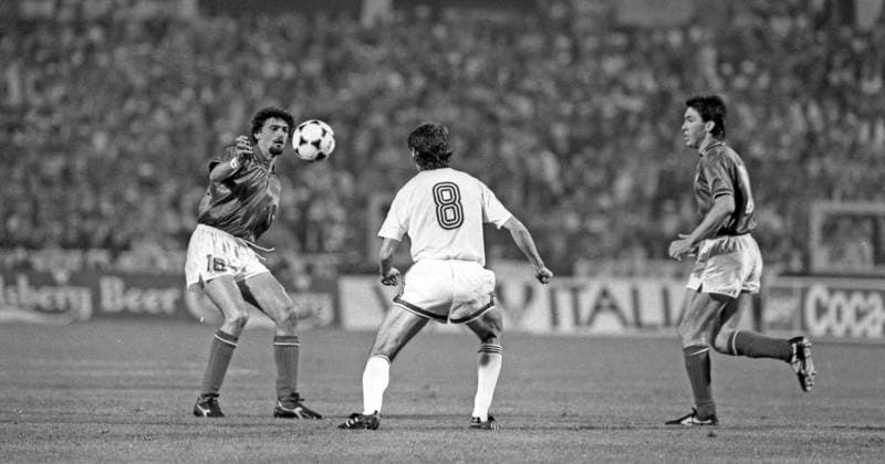 22.06.88 UDSSR - Italien Deutschland, Stuttgart, 22.06.1988, Fussball, Europameisterschaft EM 1988 in Deutschland, Halbfinale, UDSSR - Italien (2:0): v.l. Alessandro Altobelli (Italien), Guennadii Litovchenko (UDSSR), Giancarlo Ancelotti (Italien). *** 22 06 88 USSR Italy Germany, Stuttgart, 22 06 1988, Football, European Championship 1988 in Germany, Semifinal, USSR Italy 2 0 v l Alessandro Altobelli Italy , Guennadii Litovchenko USSR , Giancarlo Ancelotti Italy