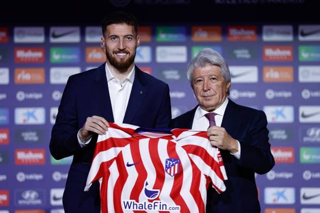 Sport Themen der Woche KW05 Sport Bilder des Tages February 1, 2023, MADRID, MADRID, SPAIN: Enrique Cerezo, President of Atletico de Madrid, and Matthew James Doherty poses for photo with official T-Shirt during his presentation as new player of Atletico de Madrid at Civitas Metropolitano stadium on february 01, 2023, in Madrid, Spain. MADRID SPAIN - ZUMAa181 20230201_zaa_a181_014 Copyright: xOscarxJ.xBarrosox