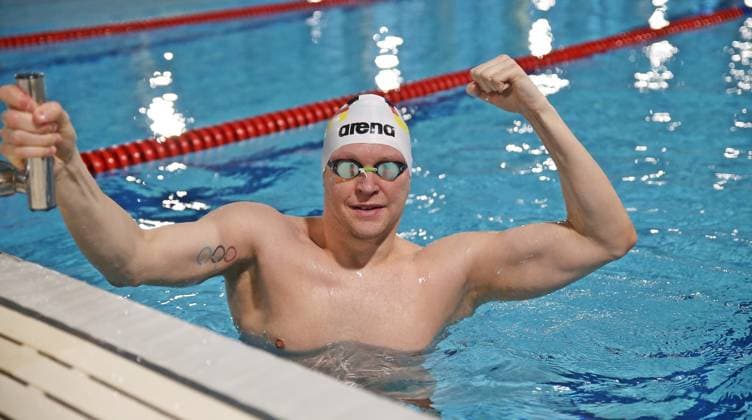 Andreas Waschburger schwimmt in Rekordzeit um Manhattan, Archivbilder 01.02.2023, xssnsmx, Schwimmen Shooting, Andreas Waschburger - Shooting emspor, v.l. Andreas Waschburger im Outfit der deutschen Nationalmannschaft jubelnd (DFL DFB REGULATIONS PROHIBIT ANY USE OF PHOTOGRAPHS as IMAGE SEQUENCES and or QUASI-VIDEO) Saarbrücken *** 01 02 2023, xssnsmx, swimming shooting, Andreas Waschburger shooting emspor, v l Andreas Waschburger in the outfit of the German national team cheering DFL DFB REGULATES PROHIBIT ANY USE OF PHOTOGRAPHS as IMAGE SEQUENCES and or QUASI VIDEO Saarbruecken