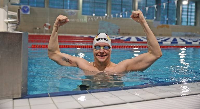 Andreas Waschburger schwimmt in Rekordzeit um Manhattan, Archivbilder 01.02.2023, xssnsmx, Schwimmen Shooting, Andreas Waschburger - Shooting emspor, v.l. Andreas Waschburger im Outfit der deutschen Nationalmannschaft jubelnd (DFL DFB REGULATIONS PROHIBIT ANY USE OF PHOTOGRAPHS as IMAGE SEQUENCES and or QUASI-VIDEO) Saarbrücken *** 01 02 2023, xssnsmx, swimming shooting, Andreas Waschburger shooting emspor, v l Andreas Waschburger in the outfit of the German national team cheering DFL DFB REGULATES PROHIBIT ANY USE OF PHOTOGRAPHS as IMAGE SEQUENCES and or QUASI VIDEO Saarbruecken