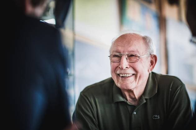 Manfred Kreuz *** NUR FÜR REDAKTIONELLE ZWECKE *** EDITORIAL USE ONLY ***Das Interview mit dem ehemaligen Schalker Spieler Manfred Kreuz in der Gaststätte Charlys Schalker am Dienstag, den 15.05.2018 in Gelsenkirchen. Kreutzer wurde vor 60 Jahren mit Schalke 04 Deutscher Meister. Im Bild: Manfred Kreuz mit Peter Müller und Dominik Loth ¨ Deutschland NRW Gelsenkirchen Copyright: FabianxStrauch *** Manfred Cross *** only for editorial Purposes *** Editorial Use only That Interview with the former Schalke Players Manfred Cross in the Restaurant Charlys Schalke at Tuesday, the 15 05 2018 in Gelsenkirchen Kreutzer was before 60 Years with Schalke 04 German Master in Picture Manfred Cross with Peter Mueller and Dominic Loth ¨ Germany NRW Gelsenkirchen Copyright Fabianxshrub Copyright: FabianxStrauch doc705hccq0evbrmjz89s6 ,EDITORIAL USE ONLY
