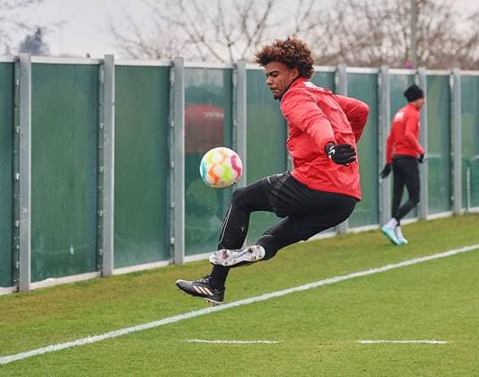 Sport Themen der Woche KW05 Sport Bilder des Tages Renato Palma Veiga (Neuzugang FC Augsburg 35) spielt den Ball artistisch; FC Augsburg, Training, Saison 2022-2023, FC Augsburg, Training, Saison 2022-2023, *** Renato Palma Veiga newcomer FC Augsburg 35 plays the ball artistically FC Augsburg, training, 2022 2023 season, FC Augsburg, training, 2022 2023 season,