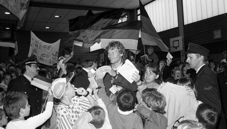 10.07.90 Walddorfhäslach Empfang Guido Buchwald Deutschland, Walddorfhäslach, 10.07.1990, Fussball: Empfang Weltmeister Guido Buchwald in seinem Heimatort Walddorfhäslach. *** 10 07 90 Walddorfhäslach reception Guido Buchwald Germany, Walddorfhäslach, 10 07 1990, football reception world champion Guido Buchwald in his hometown Walddorfhäslach