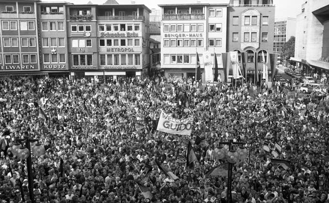 10.07.90 Stuttgart Empfang Guido Buchwald Deutschland, Stuttgart, 10.07.1990, Fussball, Empfang Fussball Weltmeister Guido Buchwald Rathaus Stuttgart: Fans auf dem Marktplatz. *** 10 07 90 Stuttgart reception Guido Buchwald Germany, Stuttgart, 10 07 1990, football, reception football world champion Guido Buchwald city hall Stuttgart fans on the market square