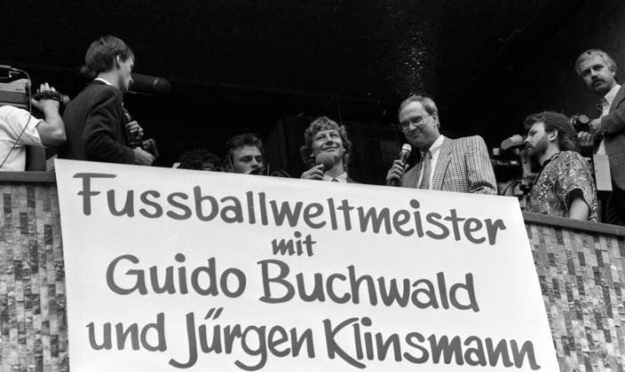 10.07.90 Stuttgart Empfang Guido Buchwald Deutschland, Stuttgart, 10.07.1990, Fussball, Empfang Fussball Weltmeister Guido Buchwald Rathaus Stuttgart: Guido Buchwald. *** 10 07 90 Stuttgart reception Guido Buchwald Germany, Stuttgart, 10 07 1990, football, reception football world champion Guido Buchwald city hall Stuttgart Guido Buchwald