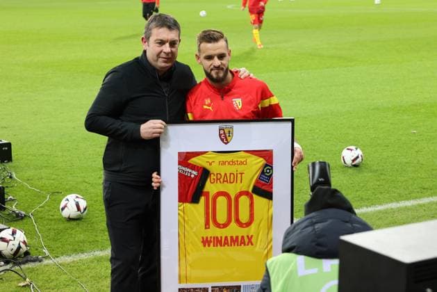 Jonathan Gradit 100 match Lens lors du match RC Lens - OGC Nice, stade Bollaert-Delelis, 1er fÃ vrier 2023 FOOTBALL : RC Lens vs OGC Nice - Ligue 1 Uber Eats - 01 02 2023 LaurentSanson Panoramic 