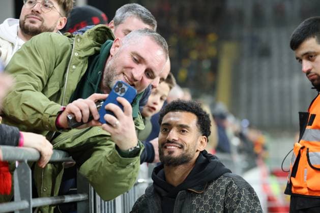 Selfie Angelo Fulgini avec un supporter de Lens lors du match RC Lens - OGC Nice, stade Bollaert-Delelis, 1er fÃ vrier 2023 FOOTBALL : RC Lens vs OGC Nice - Ligue 1 Uber Eats - 01 02 2023 LaurentSanson Panoramic 