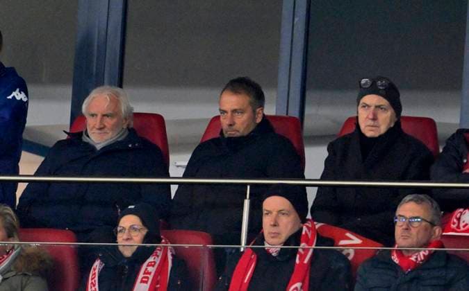 01.02.2023, Fussball DFB-Pokal 2022 2023, Achtelfinale, 1.FSV Mainz 05 - FC Bayern München, in der Mewa-Arena Mainz. Sportdirektor Rudi Völler (Deutschland), Bundestrainer Hansi Flick (Deutschland) und Präsident Bernd Neuendorf (Deutschland) sitzen auf der Tribüne.
