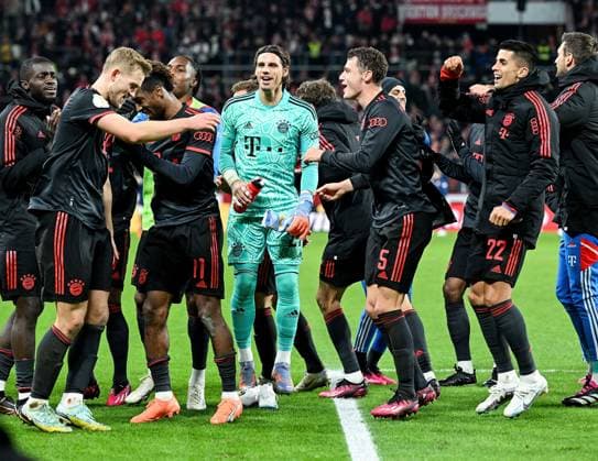 Sport Themen der Woche KW05 Sport Bilder des Tages 01.02.2023, xpsx, Fussball DFB Pokal Achtelfinale, 1.FSV Mainz 05 - FC Bayern München v.l. jubel nach dem Sieg Joao Cancelo (FC Bayern München), Matthijs de Ligt (FC Bayern Muenchen), Yann Sommer (FC Bayern München) (DFL DFB REGULATIONS PROHIBIT ANY USE OF PHOTOGRAPHS as IMAGE SEQUENCES and or QUASI-VIDEO) emspor Mainz *** 01 02 2023, xpsx, football DFB Pokal Achtelfinale, 1 FSV Mainz 05 FC Bayern München v l jubel nach dem Sieg Joao Cancelo FC Bayern München , Matthijs de Ligt FC Bayern Muenchen , Yann Sommer FC Bayern München DFL DFB REGULATIONS PROHIBIT ANY USE OF PHOTOGRAPHS as IMAGE SEQUENCES and or QUASI VIDEO emspor Mainz