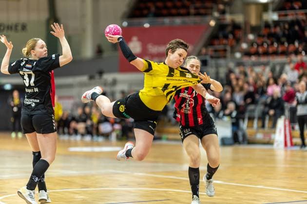 Sport Themen der Woche KW05 Sport Bilder des Tages Handball I Frauen I Saison 2022-2023 I 1.HBF I 13. Spieltag I Bayer 04 Leverkusen - Borussia Dortmund I 01.02.2023 Alina Grijseels (4, Borussia Dortmund) Flugshow, Sprungwurf Leverkusen Ostermann - Arena Deutschland *** Handball I women I season 2022 2023 I 1 HBF I 13 matchday I Bayer 04 Leverkusen Borussia Dortmund I 01 02 2023 Alina Grijseels 4, Borussia Dortmund air show, jump shot Leverkusen Ostermann Arena Germany Copyright: xLobeca PatrickxSuephkex