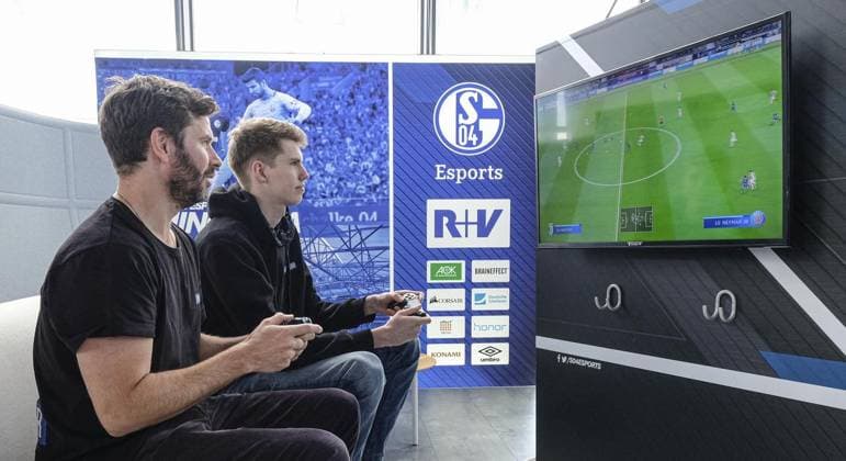 Schalker Esport in Gelsenkirchen *** NUR FÜR REDAKTIONELLE ZWECKE *** EDITORIAL USE ONLY ***<p>v.l. Tim Reichert Chief Gaming Officer bei Schalke 04 und der Schalker Esport FIFA Spiel Spieler Tim Schwartmann (Spielername Tim Latka) bei der Ankündigung des Schalker Esport-Camps. Mittwoch, 18.09.2019 in Gelsenkirchen. ¨ Deutschland NRW Gelsenkirchen Copyright: ChristophxWojtyczka *** Schalke eSport in Gelsenkirchen *** only for editorial Purposes *** Editorial Use only *** P v l Tim Reichert Chief Gaming Officer at Schalke 04 and the Schalke eSport FIFA Game Players Tim Schwartman Players name Tim Latka at the Announcement the Schalke eSport Camps Wednesday, 18 09 2019 in Gelsenkirchen ¨ Germany NRW Gelsenkirchen Copyright ChristophxWojtyczka Copyright: ChristophxWojtyczka doc775slqb63p3u5bxifun ,EDITORIAL USE ONLY