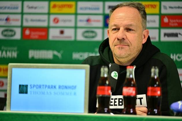 Sport Themen der Woche KW05 Sport Bilder des Tages 02.02.2023 - SpVgg Greuther Fürth Fuerth - Saison 2022 2023 - Medientermin Pressetermin Pressekonferenz im Vorfeld des Ligaspiels gegen den FC Nürnberg FCN Club - - Alexander Zorniger ( Trainer SpVgg Greuther Fürth ) *** 02 02 2023 SpVgg Greuther Fürth Fuerth season 2022 2023 media appointment press conference ahead of the league match against FC Nürnberg FCN club Alexander Zorniger coach SpVgg Greuther Fürth