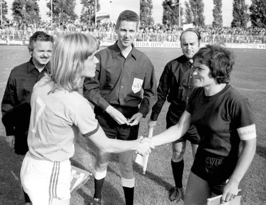 Frauenfußball Endspiel um die deutsche Meisterschaft TuS Wörrstadt - DJK Eintracht Erle (Gelsenkirchen) 4:0 08.10.1974 Begrüßung links Christel Kurowski (DJK Eintracht) , mitte Schiedsrichter Walter Eschweiler , rechts Bärbel Wohlleben (TuS) *** Womens soccer final match for the German championship TuS Wörrstadt DJK Eintracht Erle Gelsenkirchen 4 0 08 10 1974 welcome left Christel Kurowski DJK Eintracht , center referee Walter Eschweiler , right Bärbel Wohlleben TuS HM