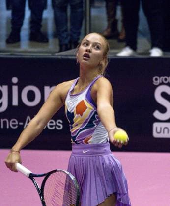 La joueuse de tennis Anastasia Potapova (RUS) lors de son match face Ã Clara Burel (FRA)- Open 6eme sens Immobilier MÃ tropole de Lyon 2023, tournoi de tennis fÃ minin WTA, Tennis Damen 250 de Caroline Garcia, Lyon 02 02 2022 TENNIS : Open 6eme Sens Immobilier Lyon Metropole - 02 02 2023 SandrineThesillat Panoramic 
