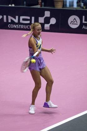 La joueuse de tennis Anastasia Potapova (RUS) lors de son match face Ã Clara Burel (FRA)- Open 6eme sens Immobilier MÃ tropole de Lyon 2023, tournoi de tennis fÃ minin WTA, Tennis Damen 250 de Caroline Garcia, Lyon 02 02 2022 TENNIS : Open 6eme Sens Immobilier Lyon Metropole - 02 02 2023 SandrineThesillat Panoramic 