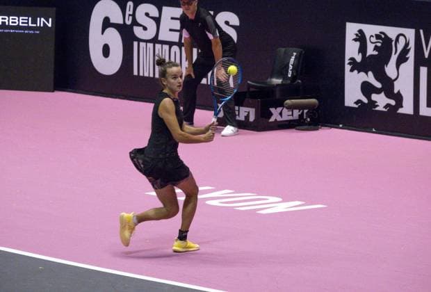 La joueuse de tennis francaise Clara Burel lors de son match face Ã la russe Anastasia Potapova. Open 6eme sens Immobilier MÃ tropole de Lyon 2023, tournoi de tennis fÃ minin WTA, Tennis Damen 250 de Caroline Garcia, Lyon 02 02 2022 TENNIS : Open 6eme Sens Immobilier Lyon Metropole - 02 02 2023 SandrineThesillat Panoramic 