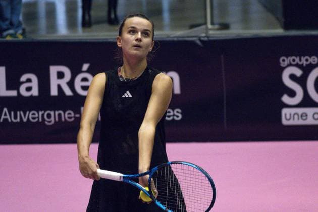 La joueuse de tennis francaise Clara Burel lors de son match face Ã la russe Anastasia Potapova. Open 6eme sens Immobilier MÃ tropole de Lyon 2023, tournoi de tennis fÃ minin WTA, Tennis Damen 250 de Caroline Garcia, Lyon 02 02 2022 TENNIS : Open 6eme Sens Immobilier Lyon Metropole - 02 02 2023 SandrineThesillat Panoramic 