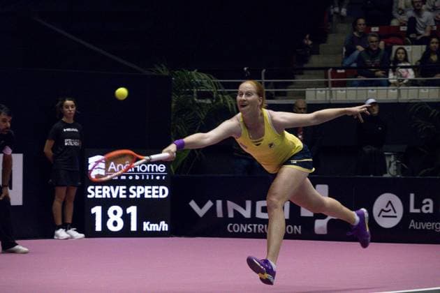 La joueuse de tennis belge Alison Van Uytvanck remporte le 1er set 6 - 2 face Ã la francaise Caroline Garcia - Open 6eme sens Immobilier MÃ tropole de Lyon 2023, tournoi de tennis fÃ minin WTA, Tennis Damen 250 de Caroline Garcia, Lyon 02 02 2022 - TENNIS : Open 6eme Sens Immobilier Lyon Metropole - 02 02 2023 SandrineThesillat Panoramic 