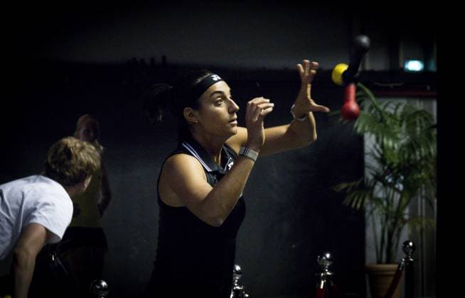 La joueuse de tennis Caroline Garcia (FRA) Ã l Ã chauffement avant son 2nd match. Open 6eme sens Immobilier MÃ tropole de Lyon 2023, tournoi de tennis fÃ minin WTA, Tennis Damen 250 de Caroline Garcia, Lyon 02 02 2022 - TENNIS : Open 6eme Sens Immobilier Lyon Metropole - 02 02 2023 SandrineThesillat Panoramic 