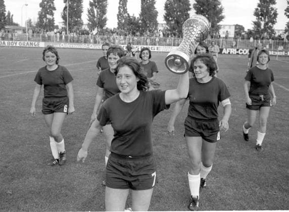 Frauenfußball Endspiel um die deutsche Meisterschaft TuS Wörrstadt - DJK Eintracht Erle (Gelsenkirchen) 4:0 08.10.1974 Wörrstadt is 1. Deutscher Frauenfußball Meister. Spielerinnen auf der Ehrenrunde : Regine Israel (3 Tore) mit dem Pokal , rechts Bärbel Wohlleben (Nr. 8) , links Heidi Ellner (Nr. 6) *** Womens soccer final match for the German championship TuS Wörrstadt DJK Eintracht Erle Gelsenkirchen 4 0 08 10 1974 Wörrstadt is 1 German womens soccer champion players on the lap of honor Regine Israel 3 goals with the cup , right Bärbel Wohlleben No 8 , left Heidi Ellner No 6 HM