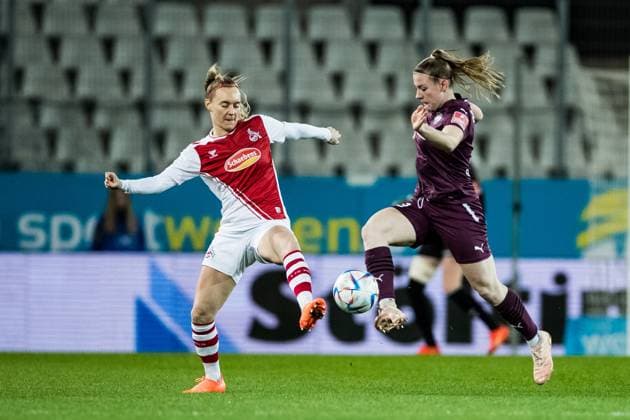 FLYERALARM Frauen Fussball Bundesliga, SGS Essen - 1. FC Koeln; 03.02.2023 Sarah Puntigam (1. FC Koeln, 17), Ramona Maier (SGS Essen, 9) FLYERALARM Frauen Fussball Bundesliga, SGS Essen - 1. FC Koeln, Essen, Stadion an der Hafenstrasse DFB REGULATIONS PROHIBIT ANY USE OF PHOTOGRAPHS AS IMAGE SEQUENCES AND OR QUASI-VIDEO. Copyright: xBEAUTIFULxSPORTS Wunderlx