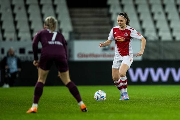FLYERALARM Frauen Fussball Bundesliga, SGS Essen - 1. FC Koeln; 03.02.2023 Antonia Baass (SGS Essen, 7), Lotta Cordes (1. FC Koeln, 15) FLYERALARM Frauen Fussball Bundesliga, SGS Essen - 1. FC Koeln, Essen, Stadion an der Hafenstrasse DFB REGULATIONS PROHIBIT ANY USE OF PHOTOGRAPHS AS IMAGE SEQUENCES AND OR QUASI-VIDEO. Copyright: xBEAUTIFULxSPORTS Wunderlx