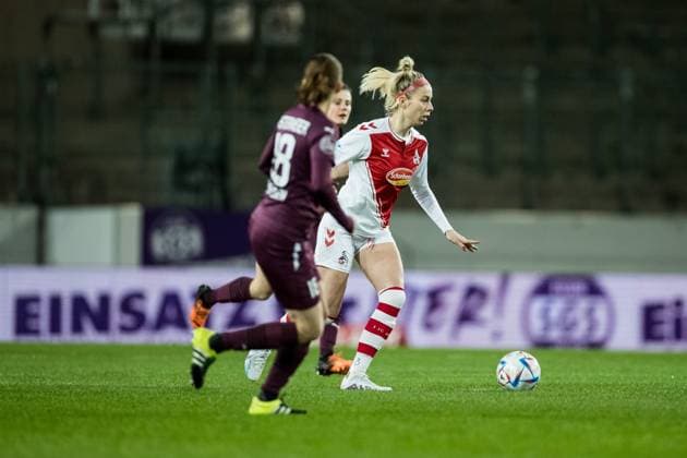 FLYERALARM Frauen Fussball Bundesliga, SGS Essen - 1. FC Koeln; 03.02.2023 Lena Ostermeier (SGS Essen, 18), Sharon Beck (1. FC Koeln, 10) FLYERALARM Frauen Fussball Bundesliga, SGS Essen - 1. FC Koeln, Essen, Stadion an der Hafenstrasse DFB REGULATIONS PROHIBIT ANY USE OF PHOTOGRAPHS AS IMAGE SEQUENCES AND OR QUASI-VIDEO. Copyright: xBEAUTIFULxSPORTS Wunderlx