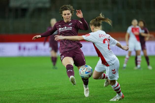 v.li.: Anja Pfluger (SGS Essen, 21) und Laura Donhauser (1. FC Köln, 25) im Zweikampf, Duell, Dynamik, Aktion, Action, Spielszene, DIE DFB-RICHTLINIEN UNTERSAGEN JEGLICHE NUTZUNG VON FOTOS ALS SEQUENZBILDER UND ODER VIDEOÄHNLICHE FOTOSTRECKEN. DFB REGULATIONS PROHIBIT ANY USE OF PHOTOGRAPHS AS IMAGE SEQUENCES AND OR QUASI-VIDEO., 03.02.2023, Essen (Deutschland), Fussball, Flyeralarm Frauen-Bundesliga, SGS Essen - 1. FC Köln