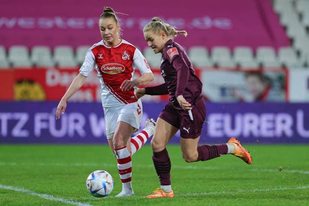 v.li.: Weronika Zawistowska (1. FC Köln, 24) und Antonia Baaß (SGS Essen, 7) im Zweikampf, Duell, Dynamik, Aktion, Action, Spielszene, DIE DFB-RICHTLINIEN UNTERSAGEN JEGLICHE NUTZUNG VON FOTOS ALS SEQUENZBILDER UND ODER VIDEOÄHNLICHE FOTOSTRECKEN. DFB REGULATIONS PROHIBIT ANY USE OF PHOTOGRAPHS AS IMAGE SEQUENCES AND OR QUASI-VIDEO., 03.02.2023, Essen (Deutschland), Fussball, Flyeralarm Frauen-Bundesliga, SGS Essen - 1. FC Köln
