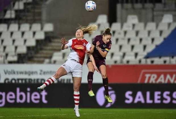 Fußball Frauen Flyeralarm-Bundesliga Saison 2022 2023 11. Spieltag: SGS Essen - 1. FC Köln am 03.02.2023 im Stadion an der Hafenstraße in Essen Weronika Zawistowska ( 1. FC Köln ), links - Jacqueline Meißner ( SGS Essen ), rechts DFB regulations prohibit any use of photographs as image sequences and or quasi-video. Nordrhein-Westfalen Deutschland