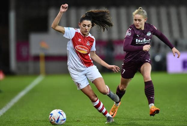 Fußball Frauen Flyeralarm-Bundesliga Saison 2022 2023 11. Spieltag: SGS Essen - 1. FC Köln am 03.02.2023 im Stadion an der Hafenstraße in Essen Manjou Wilde ( 1. FC Köln ), links - Antonia Baaß ( SGS Essen ), rechts DFB regulations prohibit any use of photographs as image sequences and or quasi-video. Nordrhein-Westfalen Deutschland