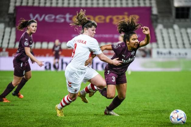 Adriana Achcinska, Ella Touon Mbenoun SGS Essen vs. 1. FC Köln 03.02.2023 Adriana Achcinska (Köln) foult Ella Touon Mbenoun (Essen) 11. Spieltag der Flyeralarm Frauen-Bundesliga Saison 2022 2023 SGS Essen gegen den 1. FC Köln am 3. Februar 2023 im Stadion an der Hafenstraße in Essen (Nordrhein-Westfalen Deutschland).