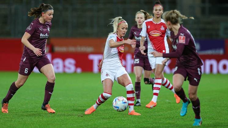 v.li.: Katharina Piljic (SGS Essen, 6) und Mandy Islacker (1. FC Köln, 8) am Ball, Einzelbild, Ganzkörper, Aktion, Action, Spielszene, DIE DFB-RICHTLINIEN UNTERSAGEN JEGLICHE NUTZUNG VON FOTOS ALS SEQUENZBILDER UND ODER VIDEOÄHNLICHE FOTOSTRECKEN. DFB REGULATIONS PROHIBIT ANY USE OF PHOTOGRAPHS AS IMAGE SEQUENCES AND OR QUASI-VIDEO., 03.02.2023, Essen (Deutschland), Fussball, Flyeralarm Frauen-Bundesliga, SGS Essen - 1. FC Köln