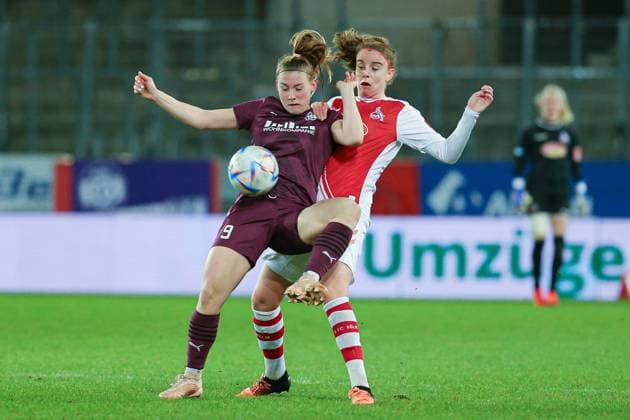 v.li.: Ramona Maier (SGS Essen, 9) und Myrthe Moorrees (1. FC Köln, 6) im Zweikampf, Duell, Dynamik, Aktion, Action, Spielszene, DIE DFB-RICHTLINIEN UNTERSAGEN JEGLICHE NUTZUNG VON FOTOS ALS SEQUENZBILDER UND ODER VIDEOÄHNLICHE FOTOSTRECKEN. DFB REGULATIONS PROHIBIT ANY USE OF PHOTOGRAPHS AS IMAGE SEQUENCES AND OR QUASI-VIDEO., 03.02.2023, Essen (Deutschland), Fussball, Flyeralarm Frauen-Bundesliga, SGS Essen - 1. FC Köln
