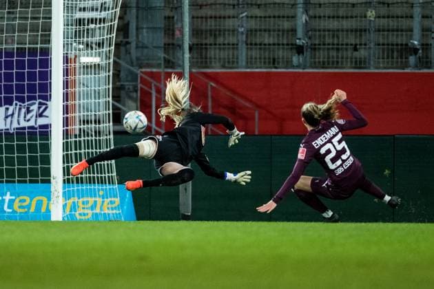 FLYERALARM Frauen Fussball Bundesliga, SGS Essen - 1. FC Koeln; 03.02.2023 Vivien Endemann (SGS Essen, 25) schiesst das 3:0 - Jasmin Pal (1. FC Koeln, 26) greift daneben FLYERALARM Frauen Fussball Bundesliga, SGS Essen - 1. FC Koeln, Essen, Stadion an der Hafenstrasse DFB REGULATIONS PROHIBIT ANY USE OF PHOTOGRAPHS AS IMAGE SEQUENCES AND OR QUASI-VIDEO. Copyright: xBEAUTIFULxSPORTS Wunderlx