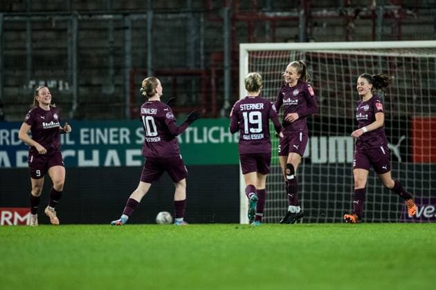 FLYERALARM Frauen Fussball Bundesliga, SGS Essen - 1. FC Koeln; 03.02.2023 Jubel zum 3:0 durch Vivien Endemann (SGS Essen, 25) FLYERALARM Frauen Fussball Bundesliga, SGS Essen - 1. FC Koeln, Essen, Stadion an der Hafenstrasse DFB REGULATIONS PROHIBIT ANY USE OF PHOTOGRAPHS AS IMAGE SEQUENCES AND OR QUASI-VIDEO. Copyright: xBEAUTIFULxSPORTS Wunderlx