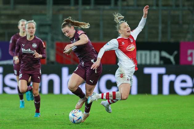 v.li.: Ramona Maier (SGS Essen, 9) und Weronika Zawistowska (1. FC Köln, 24) im Zweikampf, Duell, Dynamik, Aktion, Action, Spielszene, DIE DFB-RICHTLINIEN UNTERSAGEN JEGLICHE NUTZUNG VON FOTOS ALS SEQUENZBILDER UND ODER VIDEOÄHNLICHE FOTOSTRECKEN. DFB REGULATIONS PROHIBIT ANY USE OF PHOTOGRAPHS AS IMAGE SEQUENCES AND OR QUASI-VIDEO., 03.02.2023, Essen (Deutschland), Fussball, Flyeralarm Frauen-Bundesliga, SGS Essen - 1. FC Köln