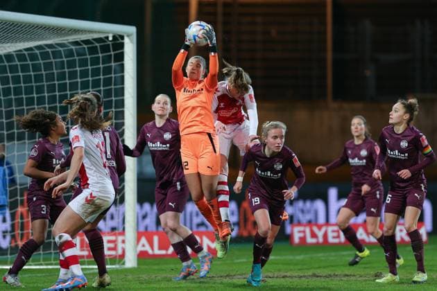 v.li.: Sophia Winkler (Torhüterin, Torwart, SGS Essen, 12) pariert den Ball, Parade, Glanzparade, hält den Ball, Action, Aktion, DIE DFB-RICHTLINIEN UNTERSAGEN JEGLICHE NUTZUNG VON FOTOS ALS SEQUENZBILDER UND ODER VIDEOÄHNLICHE FOTOSTRECKEN. DFB REGULATIONS PROHIBIT ANY USE OF PHOTOGRAPHS AS IMAGE SEQUENCES AND OR QUASI-VIDEO., 03.02.2023, Essen (Deutschland), Fussball, Flyeralarm Frauen-Bundesliga, SGS Essen - 1. FC Köln