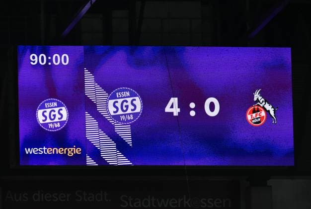Fußball Frauen Flyeralarm-Bundesliga Saison 2022 2023 11. Spieltag: SGS Essen - 1. FC Köln am 03.02.2023 im Stadion an der Hafenstraße in Essen Die Anzeigetafel zeigt den Endstand an DFB regulations prohibit any use of photographs as image sequences and or quasi-video. Nordrhein-Westfalen Deutschland