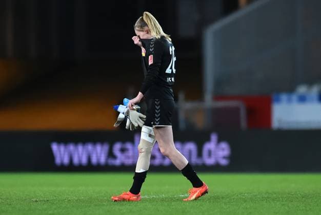 Fußball Frauen Flyeralarm-Bundesliga Saison 2022 2023 11. Spieltag: SGS Essen - 1. FC Köln am 03.02.2023 im Stadion an der Hafenstraße in Essen Jasmin Pal ( 1. FC Köln ) ist enttäuscht DFB regulations prohibit any use of photographs as image sequences and or quasi-video. Nordrhein-Westfalen Deutschland