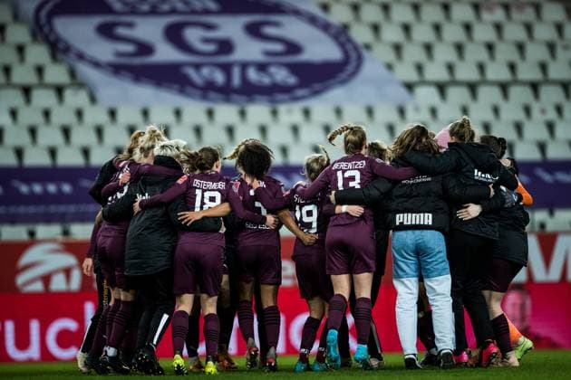 FLYERALARM Frauen Fussball Bundesliga, SGS Essen - 1. FC Koeln; 03.02.2023 Die Spielerinnen der SGS Essen feiern den Sieg FLYERALARM Frauen Fussball Bundesliga, SGS Essen - 1. FC Koeln, Essen, Stadion an der Hafenstrasse DFB REGULATIONS PROHIBIT ANY USE OF PHOTOGRAPHS AS IMAGE SEQUENCES AND OR QUASI-VIDEO. Copyright: xBEAUTIFULxSPORTS Wunderlx