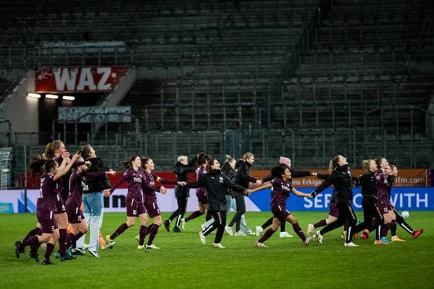 FLYERALARM Frauen Fussball Bundesliga, SGS Essen - 1. FC Koeln; 03.02.2023 Die Spielerinnen der SGS Essen feiern den Sieg FLYERALARM Frauen Fussball Bundesliga, SGS Essen - 1. FC Koeln, Essen, Stadion an der Hafenstrasse DFB REGULATIONS PROHIBIT ANY USE OF PHOTOGRAPHS AS IMAGE SEQUENCES AND OR QUASI-VIDEO. Copyright: xBEAUTIFULxSPORTS Wunderlx